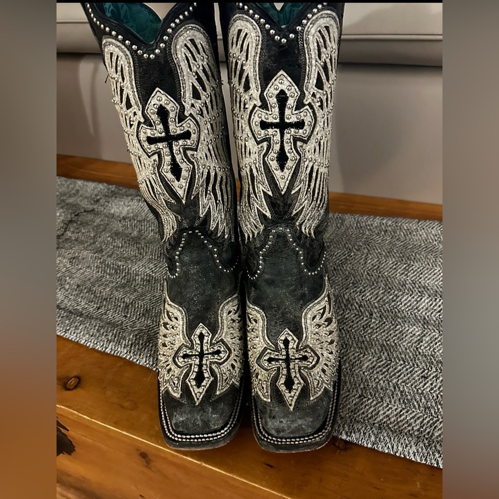 Corral Cross and Wings Size 9.5. Worn Twice. Beautiful just too big for me!